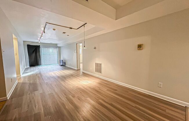 Gorgeous 3 Bedroom 2 Bathroom Unit With Sunroom In Serene Seminary Walk