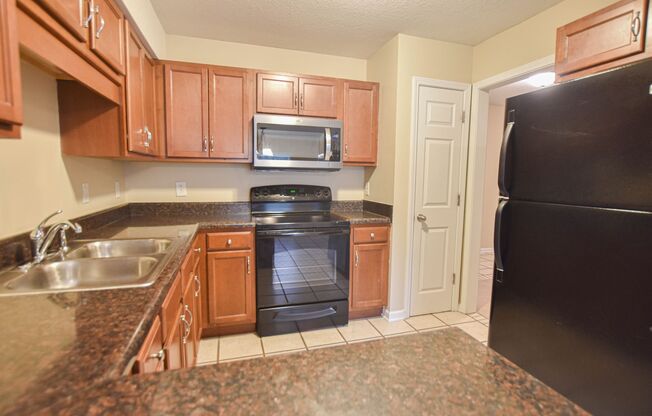 3 beds, 2.5 baths, $1,200, Unit B