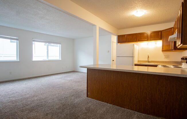 Top Floor Flat Near Reed College & Woodstock with PARKING!