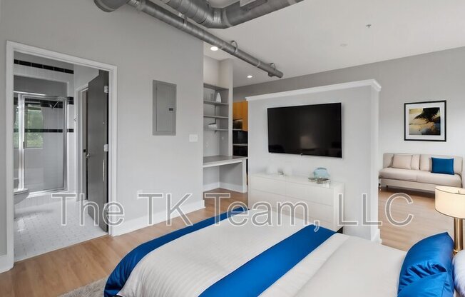 328 W 10 ST
