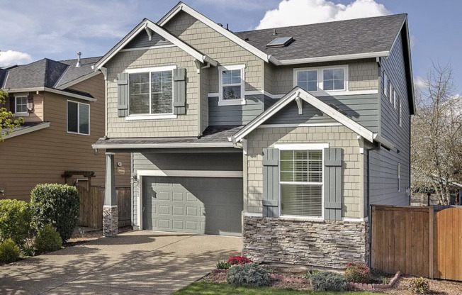 Gorgeous 3-Bedroom 2.5-Bathroom House with Fenced Yard, Attached Garage