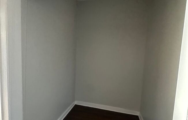 1 bed, 1 bath, $900, Unit 841 E 80th Unit 3