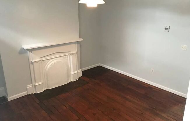 1 BED HOME WITH OUTDOOR AREA, LAUNDRY AND AC! LAWRENCEVILLE CHARMER!