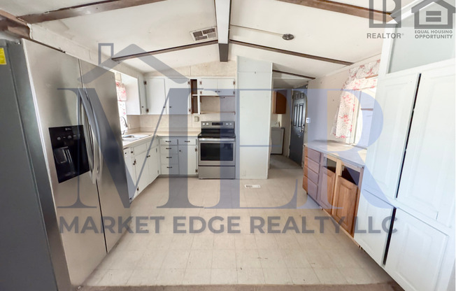 2Bed/2Bath Mobile Home in Apache Junction! Ready for Immediate Move-In! -- NO HOA! RV PARKING!