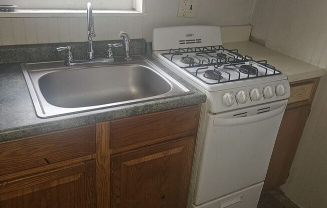 2 Bedroom House available now in Harrisburg!