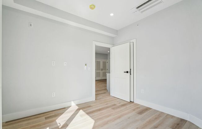 2 beds, 1 bath, $2,550, Unit 205