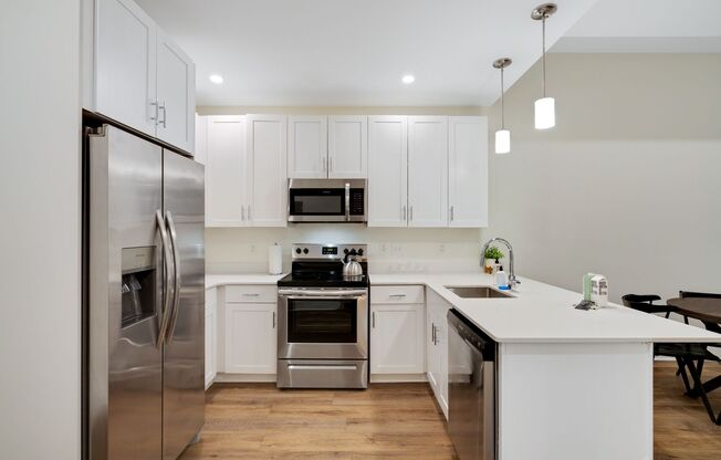 2 beds, 1 bath, 905 sqft, $2,695, Unit 813