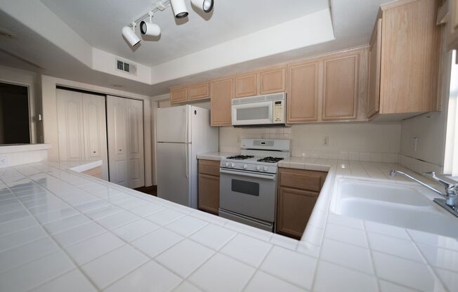 2 beds, 2 baths, $1,400