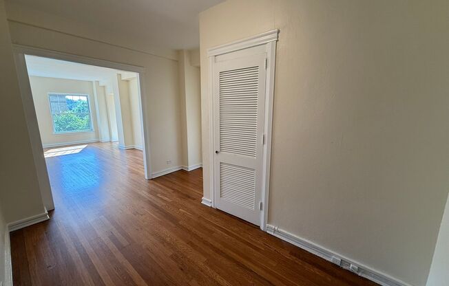 1 bed, 1 bath, 572 sqft, $1,510, Unit Old King Edward 21