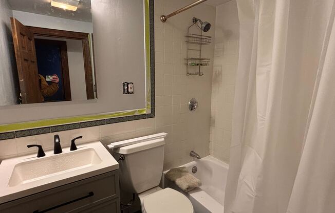 2 beds, 1 bath, $3,000, Unit 12