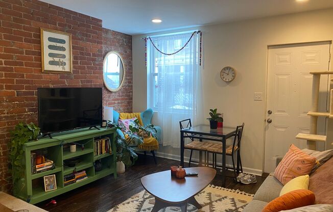 2 BEDROOM IN THE SOUTHSIDE SLOPES- Available August 6!