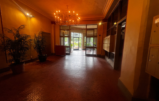 Studio, 1 bath, 400 sqft, $850, Unit 703