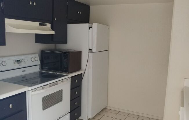 ADORABLE POOLSIDE CONDO IN THE MELROSE!
