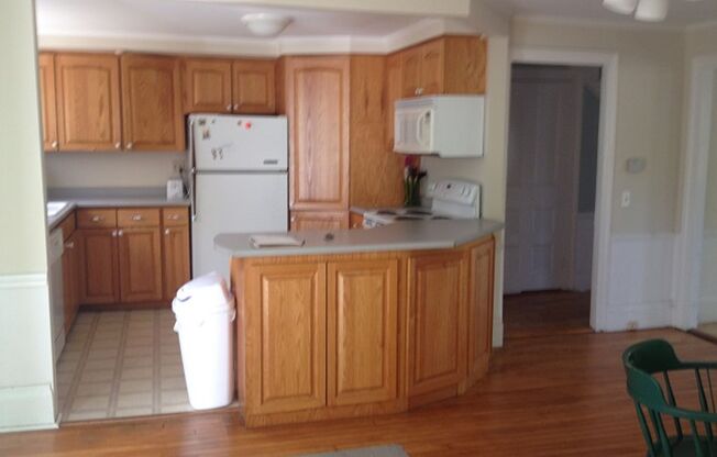 3 beds, 1 bath, $1,990, Unit 88