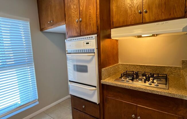 2 beds, 1 bath, $2,100, Unit L