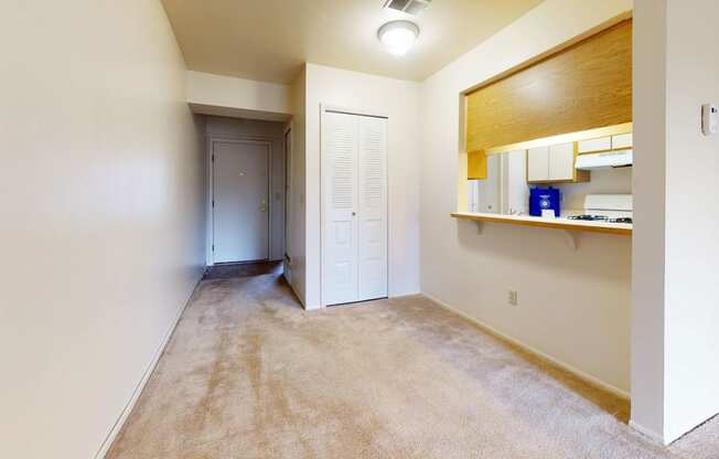 Dining Area with Breakfast Bar at Hampton Lakes Apartments, Walker, MI, 49534