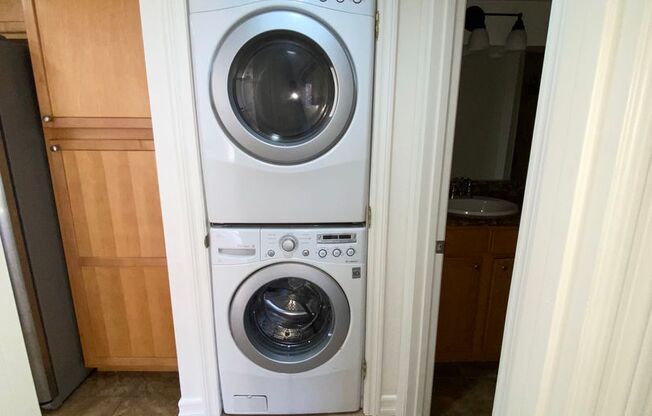 1BD/1BA Condo - Downstairs Unit - Parking - Spacious - REMODELED