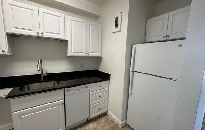 1 bed, 1 bath, 768 sqft, $1,400, Unit Royal York 807