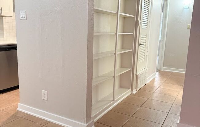 2 beds, 1 bath, 750 sqft, $1,100, Unit K705 - 307 - 106