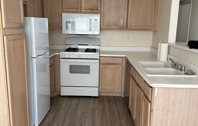 Great 2 bedroom 2 bathroom upstairs condo!