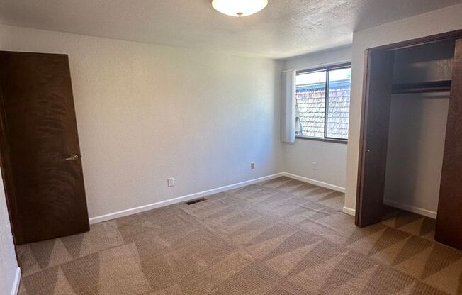 2 beds, 1 bath, 1,000 sqft, $1,100, Unit 4