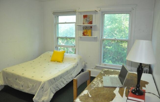 4 beds, 1 bath, $2,400, Unit 118-2