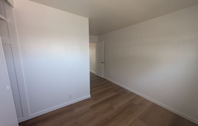 Comfortable one bedroom unit, convenient location to shopping and transportation