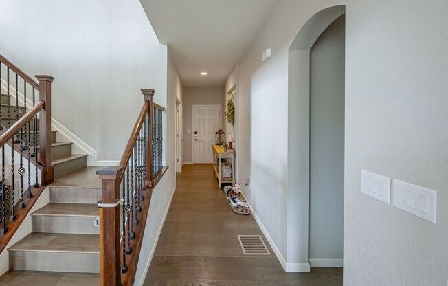Impressive 4 Bed, 4.5 bath home in the Wheatlands Subdivision!!