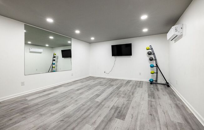 2 beds, 1 bath, 850 sqft, $1,350, Unit 26-C1