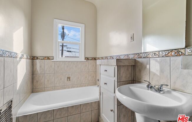 4234 8 AVE