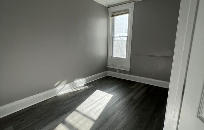 2 beds, 1 bath, $1,300, Unit 340 E Albanus St. 1st Floor