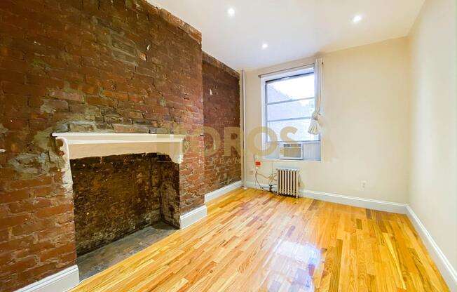 335 E 10 ST