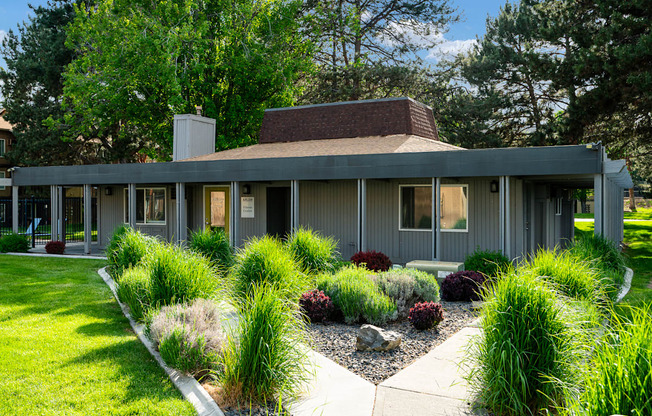 Arlo on 10th |Exterior