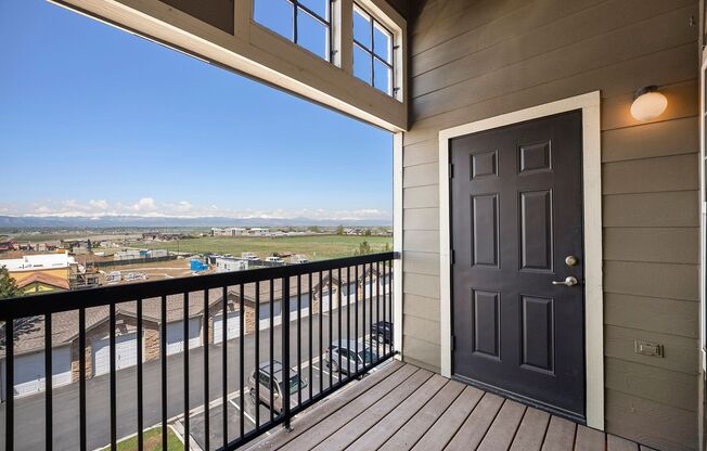 Top Floor Condo, Panoramic Mountain Views!