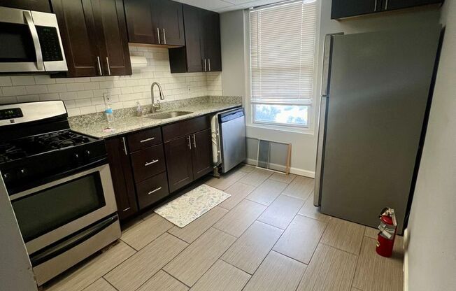 3 beds, 1 bath, $1,600, Unit 3rd Floor