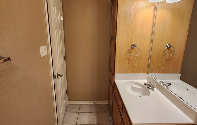 3 beds, 2 baths, $1,150, Unit B