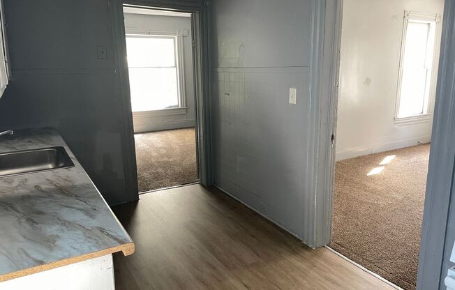 2 beds, 1 bath, 980 sqft, $850, Unit Up