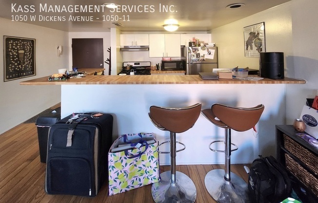 1050 W Dickens Avenue