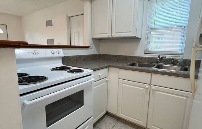 Ground floor, one bedroom, Seminole county, with lake view and lake access. Won't last long!