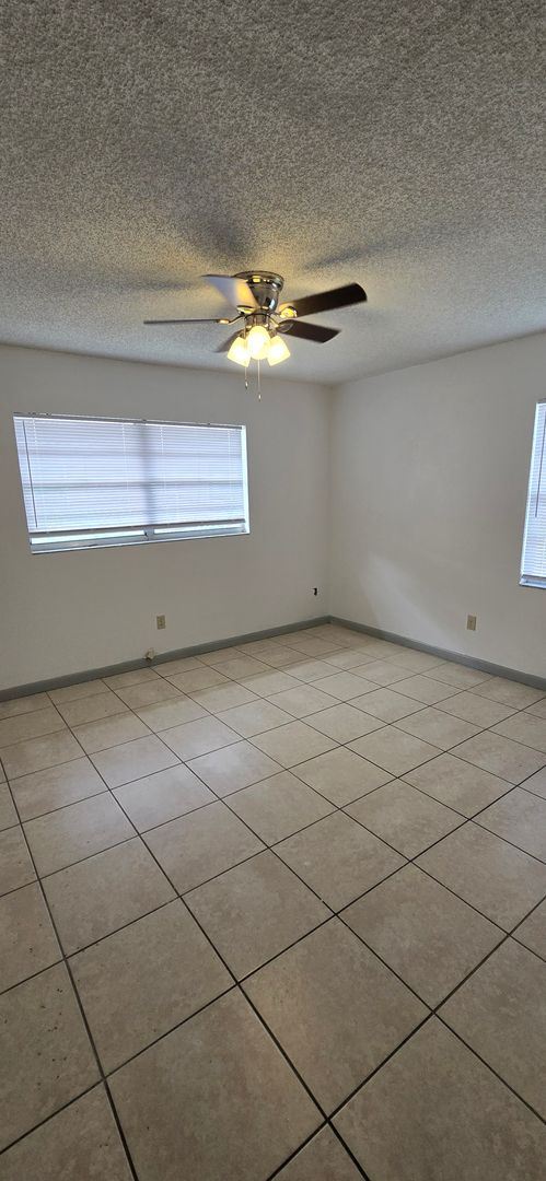 2 beds, 1 bath, $1,075, Unit UNIT A