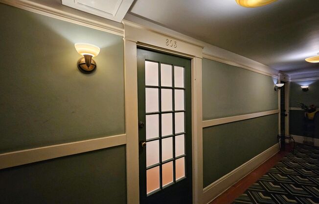 $500 Move-In Credit! Bright Studio Apartment with Hardwood Floors & Natural Light!