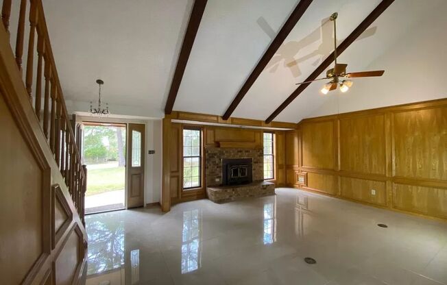 Vaulted Ceiling, Huge Yard, Close to Town