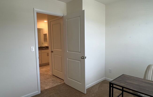 1 bed, 1 bath, $1,300, Unit Room 2