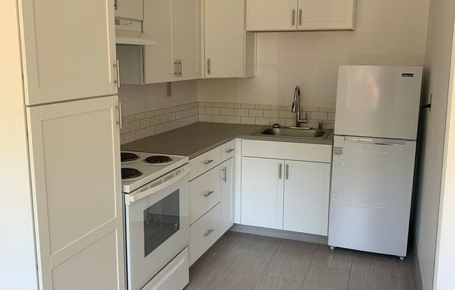 Amazing Remodeled 2 bd in Sellwood/Moreland - Onsite Laundry and courtyard
