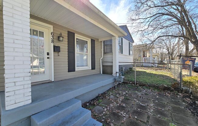 Charming 3 Bedrooms, 2 Full Bathroom Home! All Appliances Included! Available NOW!