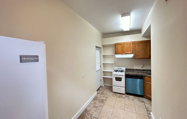 2 beds, 1 bath, 725 sqft, $2,495, Unit Apt 4