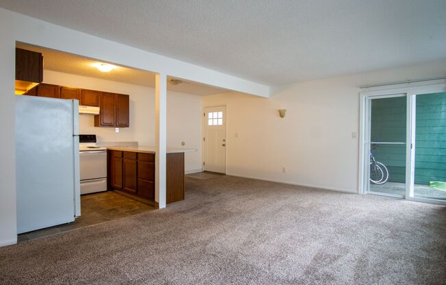 Top Floor Flat Near Reed College & Woodstock with PARKING!