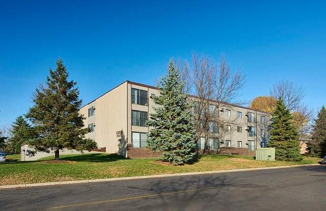 Exterior Landscape at Creek Point Apartments, Hopkins, Minnesota