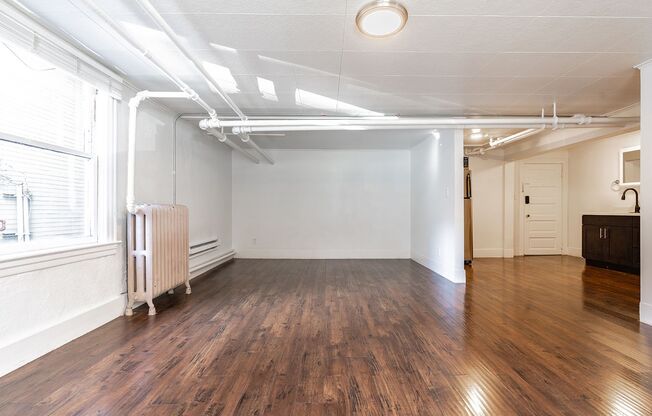 Studio, 1 bath, 400 sqft, $950, Unit 28