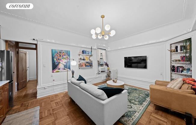 305 8 AVE